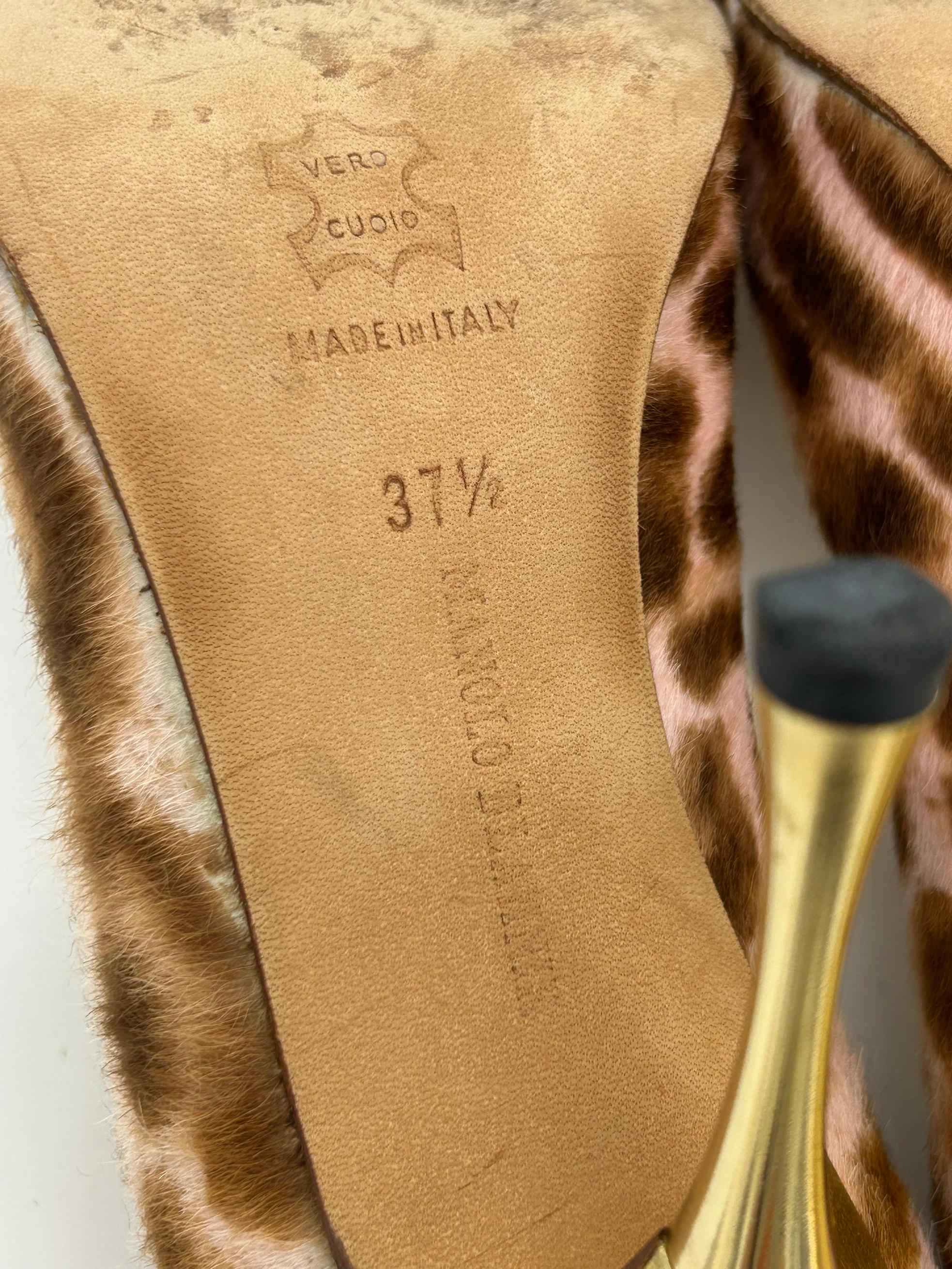 Manolo Blahnik Bombas Peep Toe de piel dorada con pelo de poni rosa y estampado de leopardo en venta 4