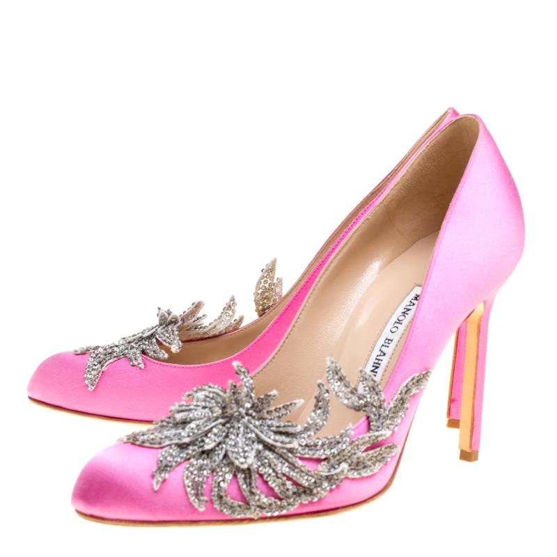 Manolo Blahnik Pink Satin Embellished Swan Pumps Size 38.5 In New Condition For Sale In Dubai, Al Qouz 2