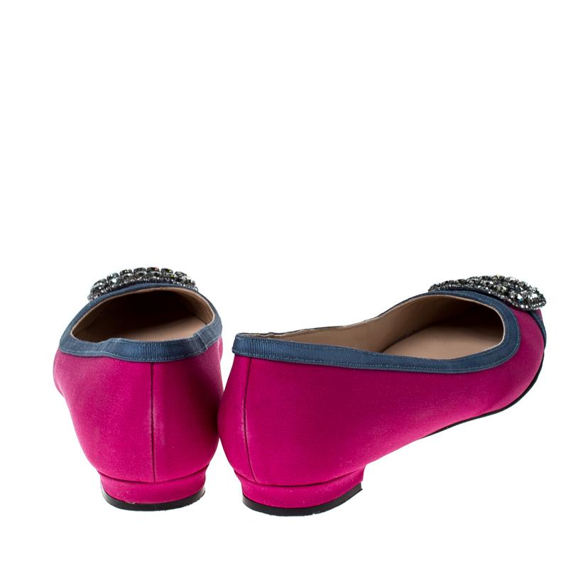 Manolo Blahnik Pink Satin Gotrian Crystal Embellished Pointed Toe Flats Size 39 In Good Condition In Dubai, Al Qouz 2