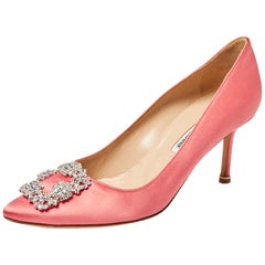 Manolo Blahnik escarpins roses en satin Hangisi ornés de cristaux Taille 39