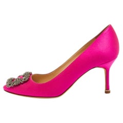 Escarpins Manolo Blahnik en satin rose « Hangisi », taille 36,5