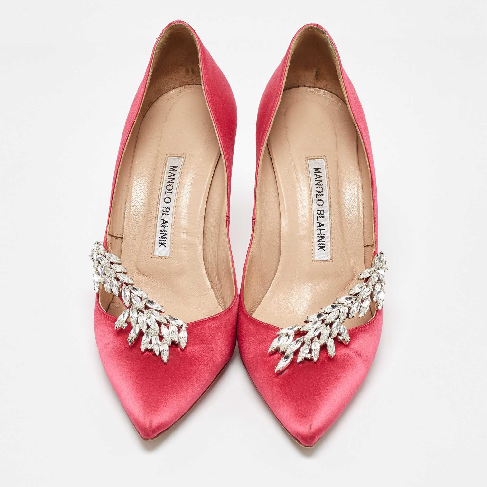 Manolo Blahnik Pink Satin Nadira Pointed Toe Pumps Size 37 In Good Condition For Sale In Dubai, Al Qouz 2
