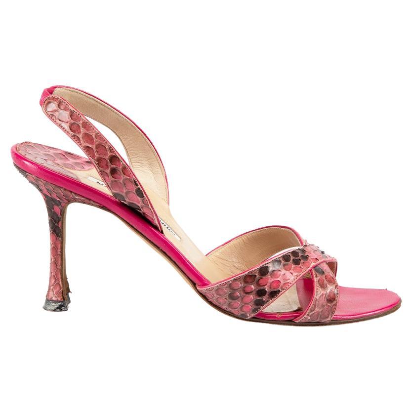 Manolo Blahnik - Sandales à bride arrière en peau de serpent rose, taille IT 37 en vente