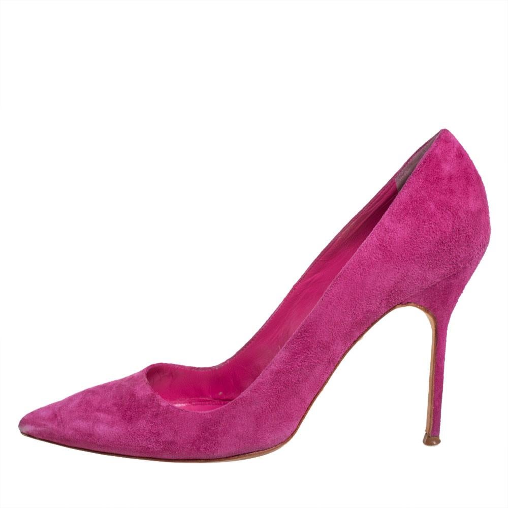 Chase your woes away by wearing this pair of magnificent pumps, that have been created from suede. They come in pink with pointed toes and 10.5 cm heels. You're sure to feel your best while going about in this pair of classy pumps by Manolo
