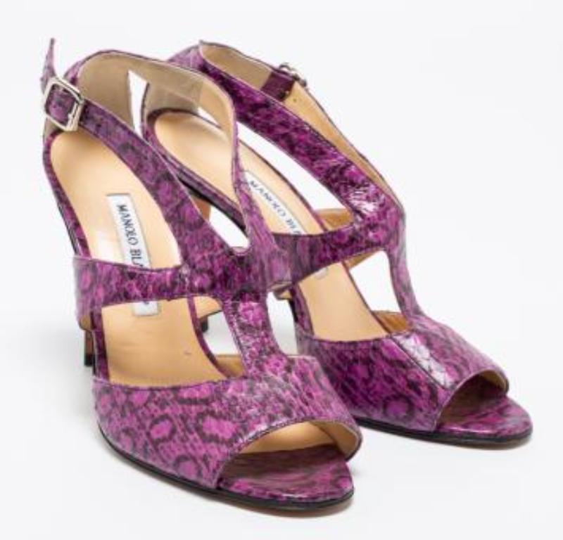 Manolo Blahnik Sandali con cinturino alla caviglia in pelle di serpente viola e nero misura 38,5 in vendita 5