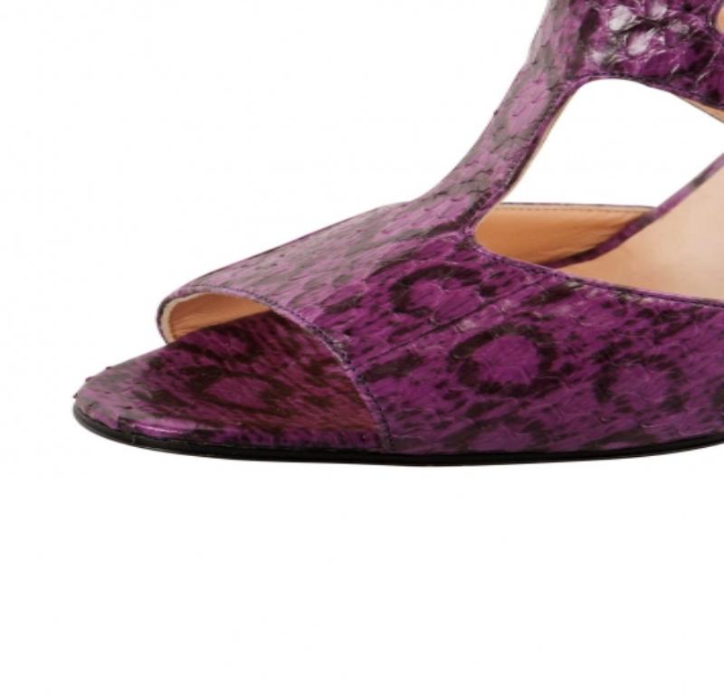 Manolo Blahnik Sandali con cinturino alla caviglia in pelle di serpente viola e nero misura 38,5 in vendita 1