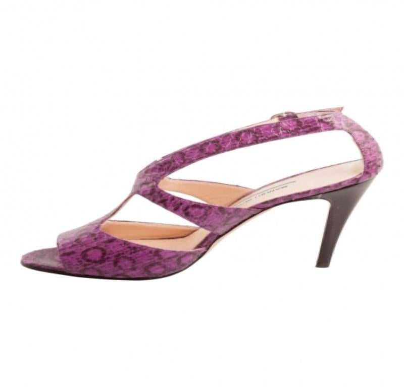 Manolo Blahnik Sandali con cinturino alla caviglia in pelle di serpente viola e nero misura 38,5 in vendita 2