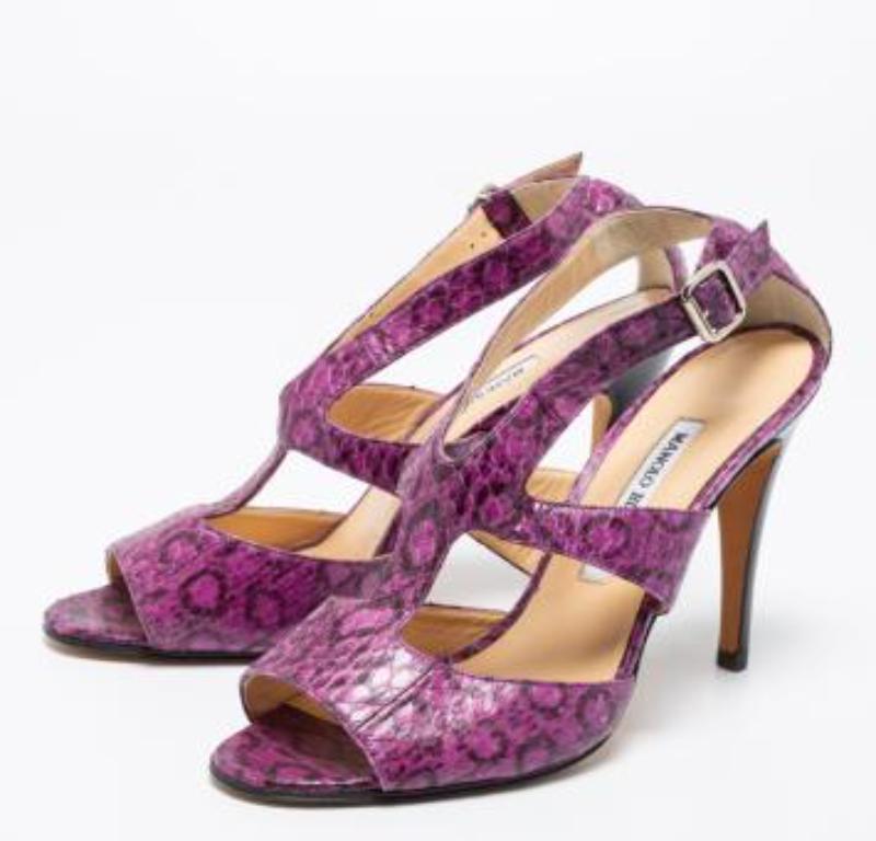 Manolo Blahnik Sandali con cinturino alla caviglia in pelle di serpente viola e nero misura 38,5 in vendita 3