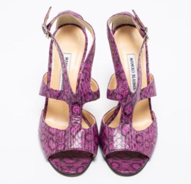 Manolo Blahnik Sandali con cinturino alla caviglia in pelle di serpente viola e nero misura 38,5 in vendita 4