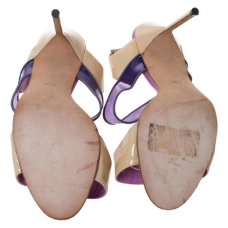 Sandalias Manolo Blahnik de charol y PVC color púrpura/beige tamaño 38,5 en venta 2
