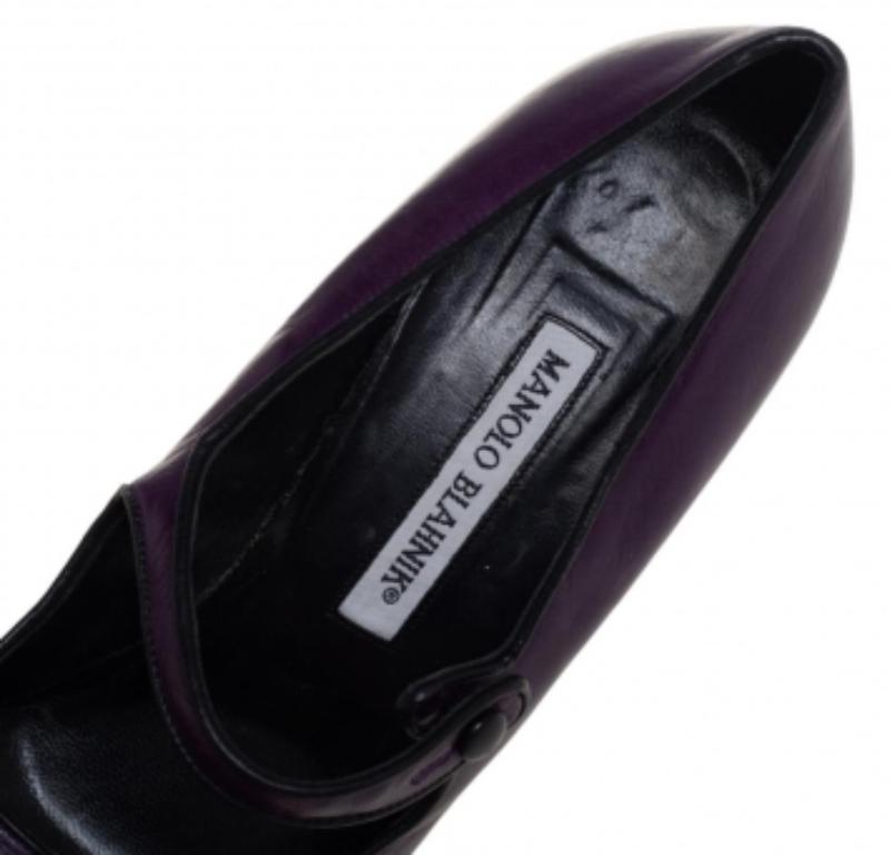 Manolo Blahnik Purple Leather Mary Jane Pumps Size 39.5 In Good Condition For Sale In Dubai, Al Qouz 2