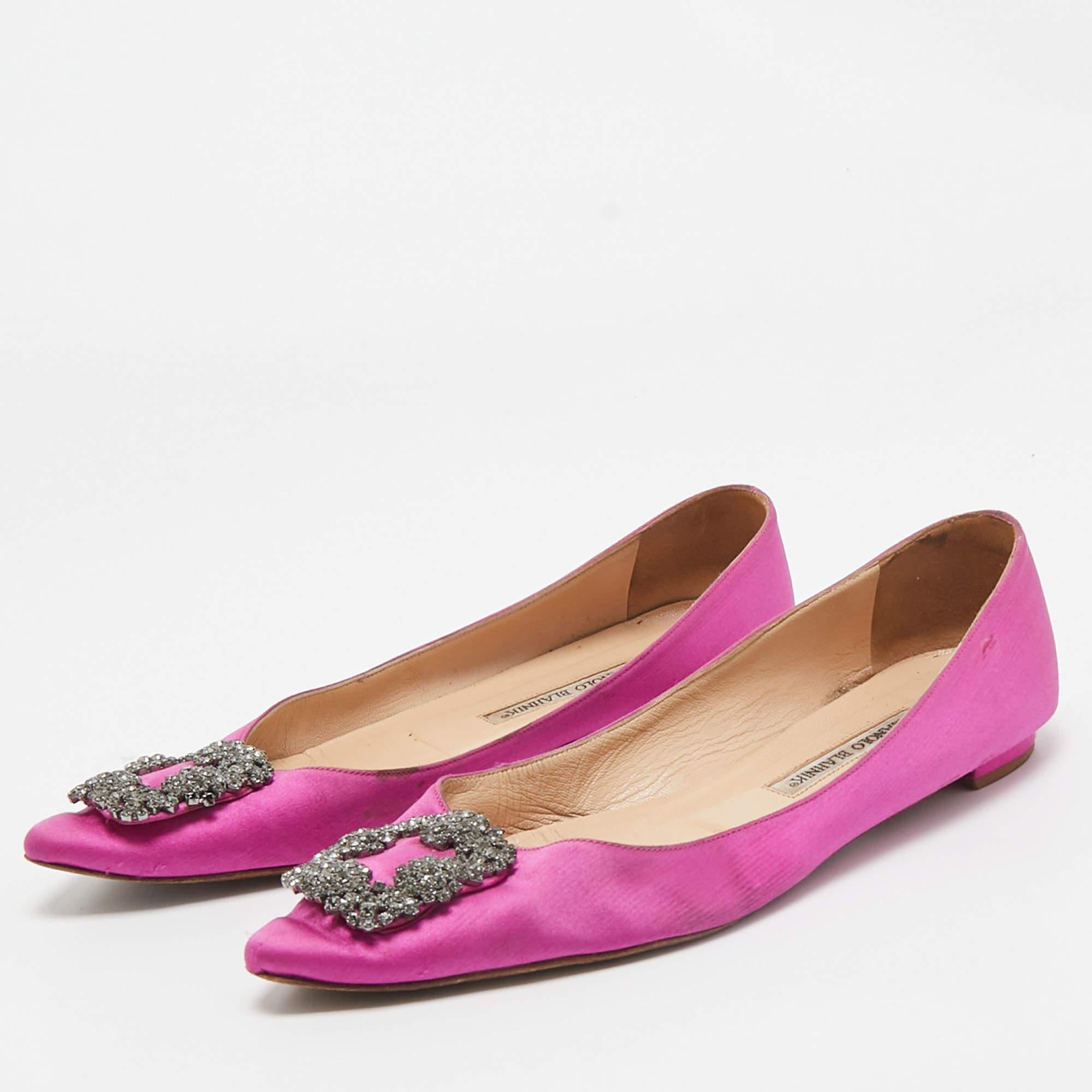 These embellished flats from Manolo Blahnik have been designed to lift your style. They are crafted from satin and are designed to secure your feet in a fashionable way.