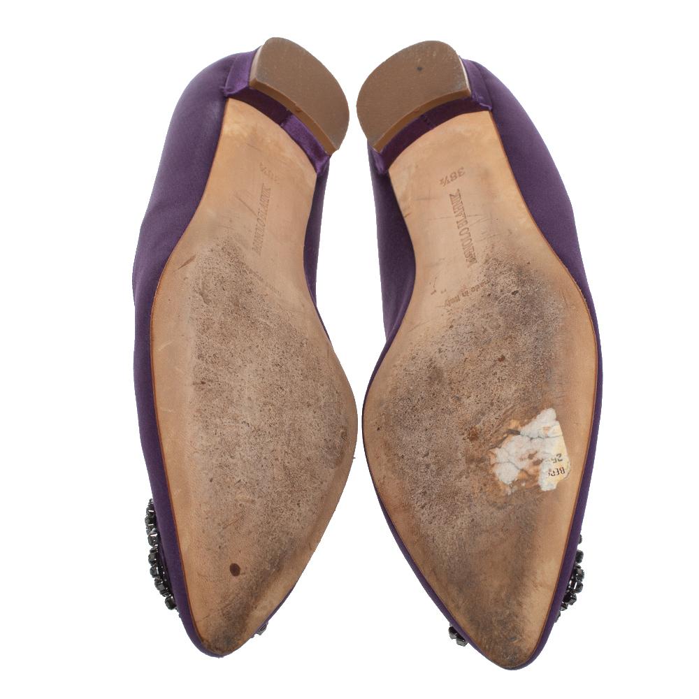 Manolo Blahnik Purple Satin Hangisi Pointed Toe Flats Size 38.5 In Fair Condition In Dubai, Al Qouz 2