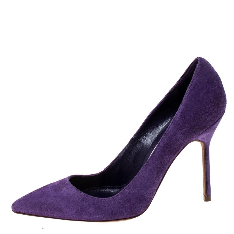 Walk with grace and confidence in these lovely BB pumps from Manolo Blahnik. These purple pumps are crafted from suede and feature an elegant silhouette. They flaunt pointed toes, comfortable leather-lined insoles and 10 cm stiletto heels. The pair