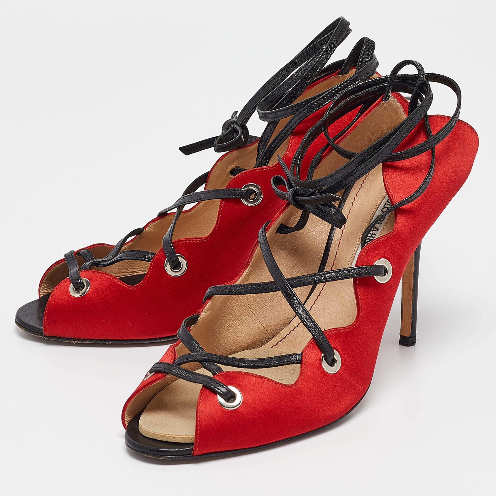 Questi sandali incorniceranno i tuoi piedi in modo elegante. Realizzato con materiali di qualità  hanno un design elegante e solette confortevoli.
