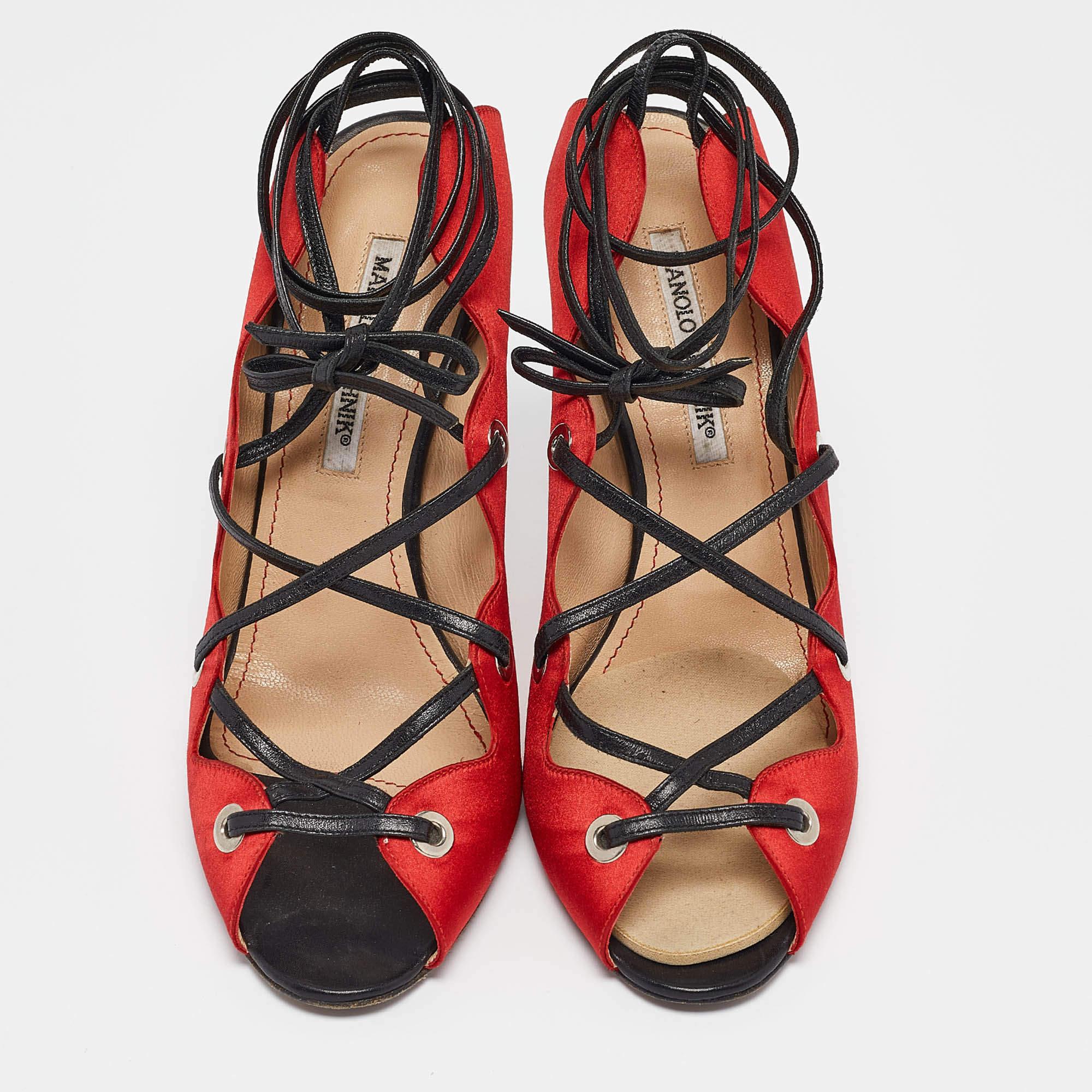 Rosso Manolo Blahnik Sandali alla caviglia in raso e pelle rosso/nero misura 40 in vendita