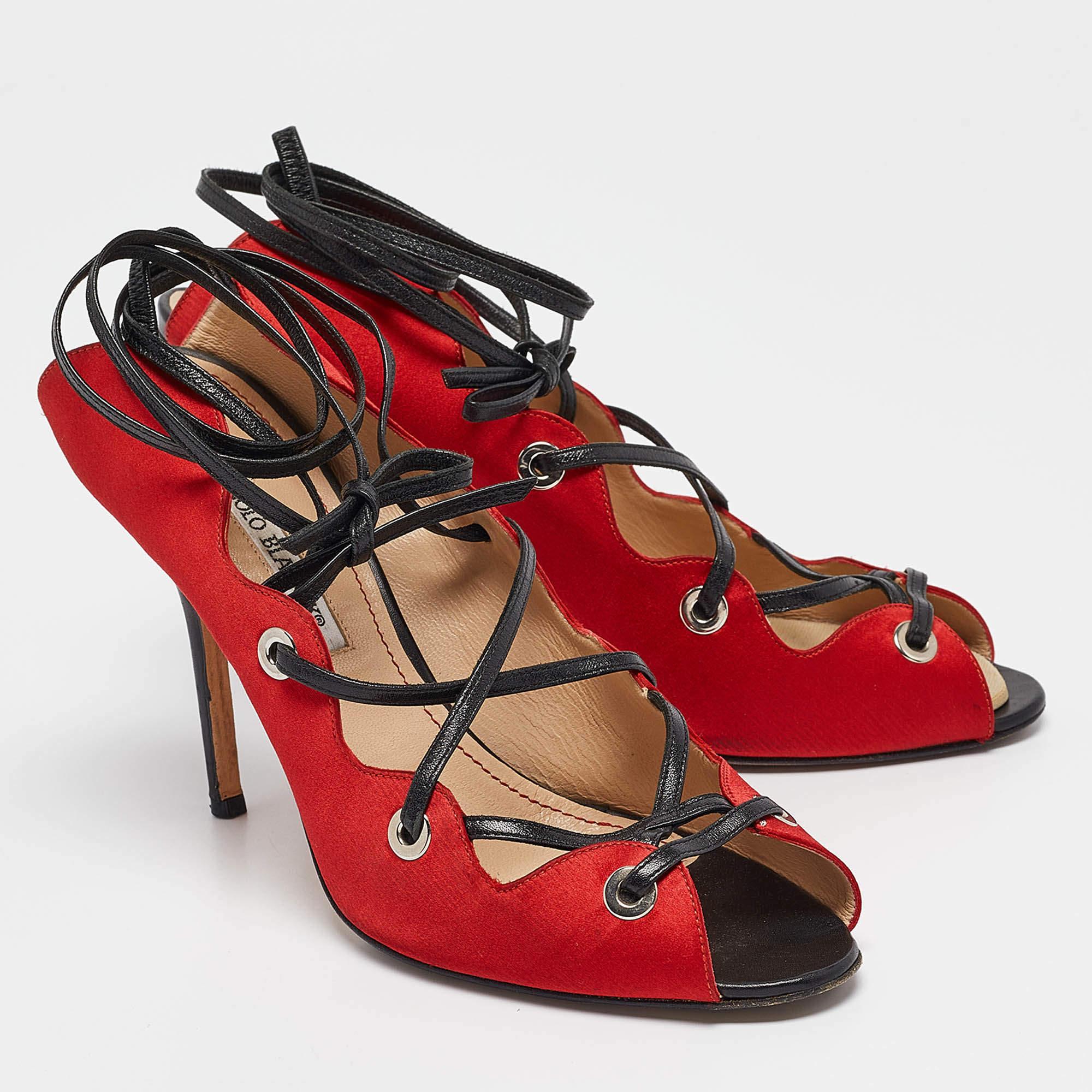 Manolo Blahnik Sandali alla caviglia in raso e pelle rosso/nero misura 40 In condizioni buone in vendita a Dubai, Al Qouz 2