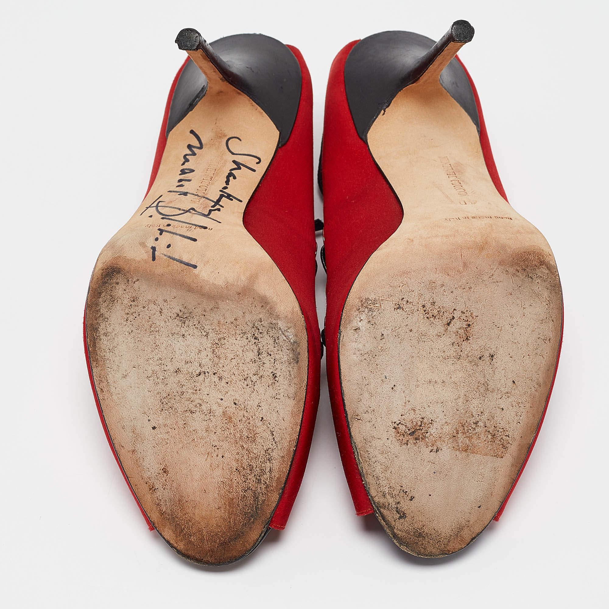 Manolo Blahnik Sandali alla caviglia in raso e pelle rosso/nero misura 40 in vendita 1