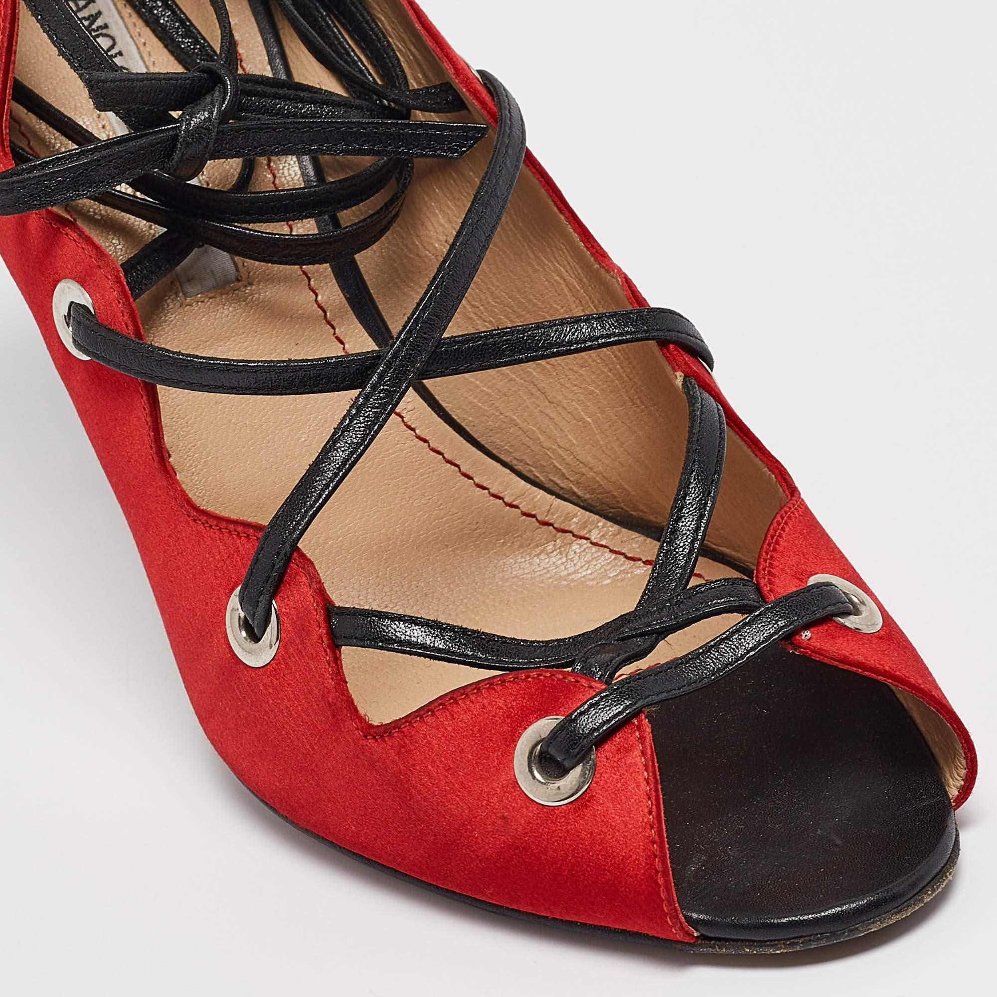 Manolo Blahnik Sandali alla caviglia in raso e pelle rosso/nero misura 40 in vendita 2