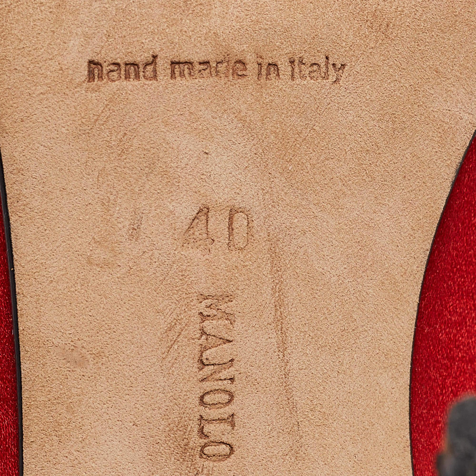 Manolo Blahnik Sandali alla caviglia in raso e pelle rosso/nero misura 40 in vendita 3