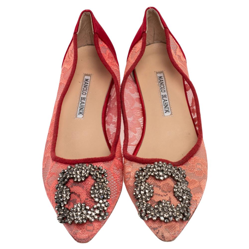Manolo Blahnik es conocido por sus elegantes diseños, y su marca es sinónimo de opulencia, feminidad y elegancia. Estas bailarinas Hangisi están confeccionadas con encaje y satén en una silueta de puntera afilada realzada por los adornos de la parte