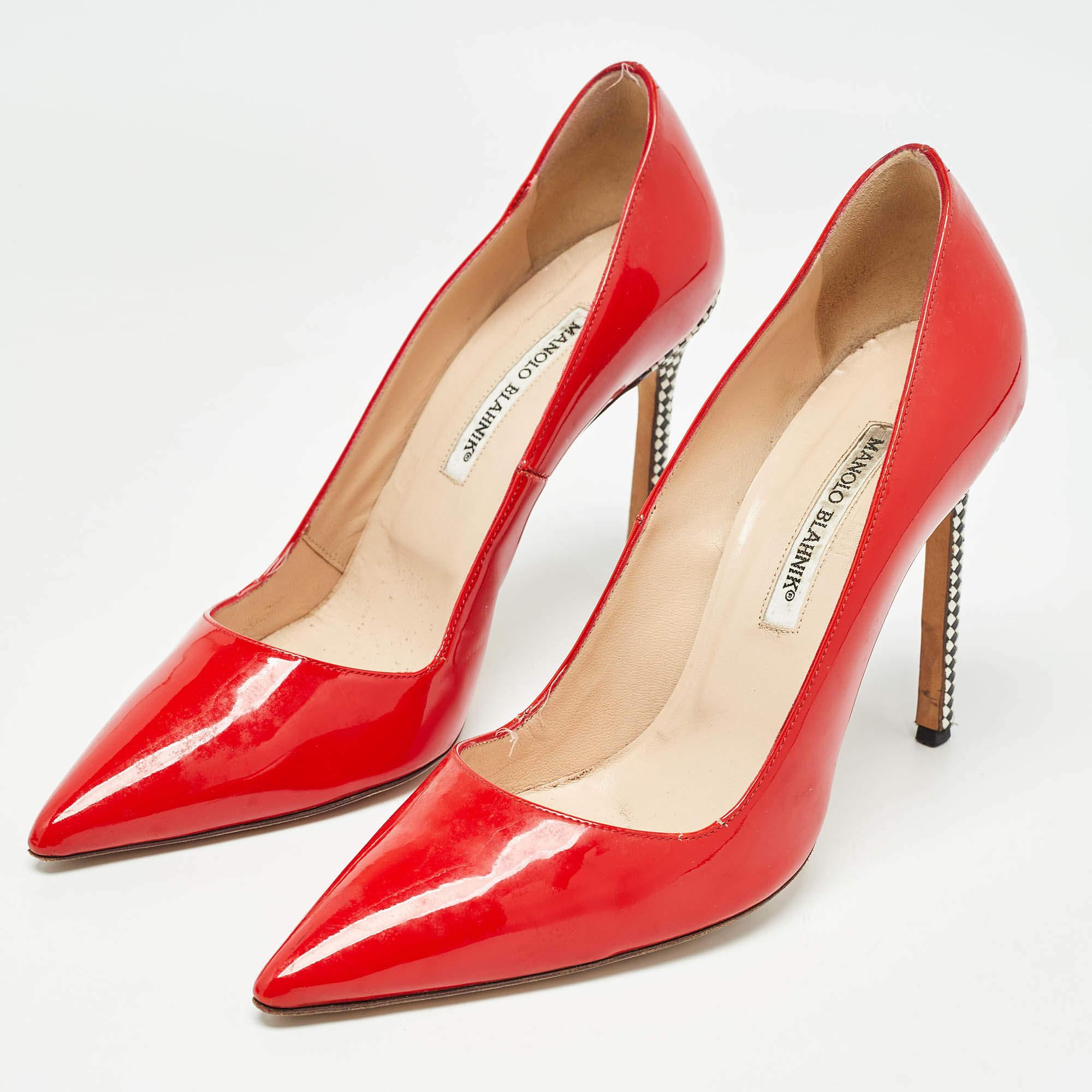 Faites preuve de chic avec ces escarpins de créateur. Ils présentent des talons robustes et des semelles durables, parfaits pour vos sorties à la mode.
