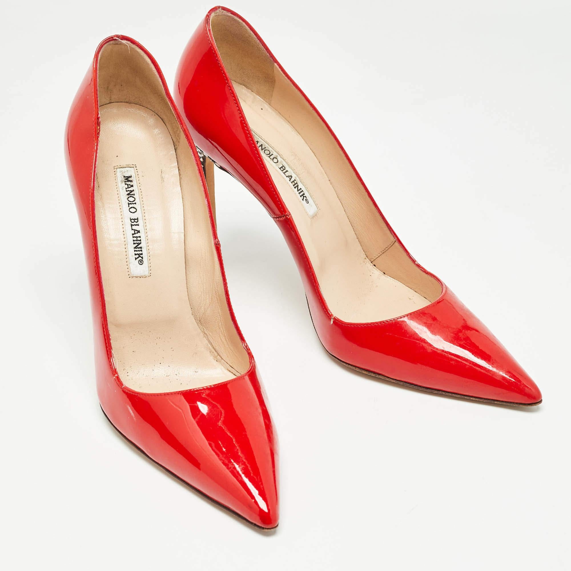 Escarpins à bout pointu en cuir verni rouge Manolo Blahnik, taille 40 État moyen - En vente à Dubai, Al Qouz 2