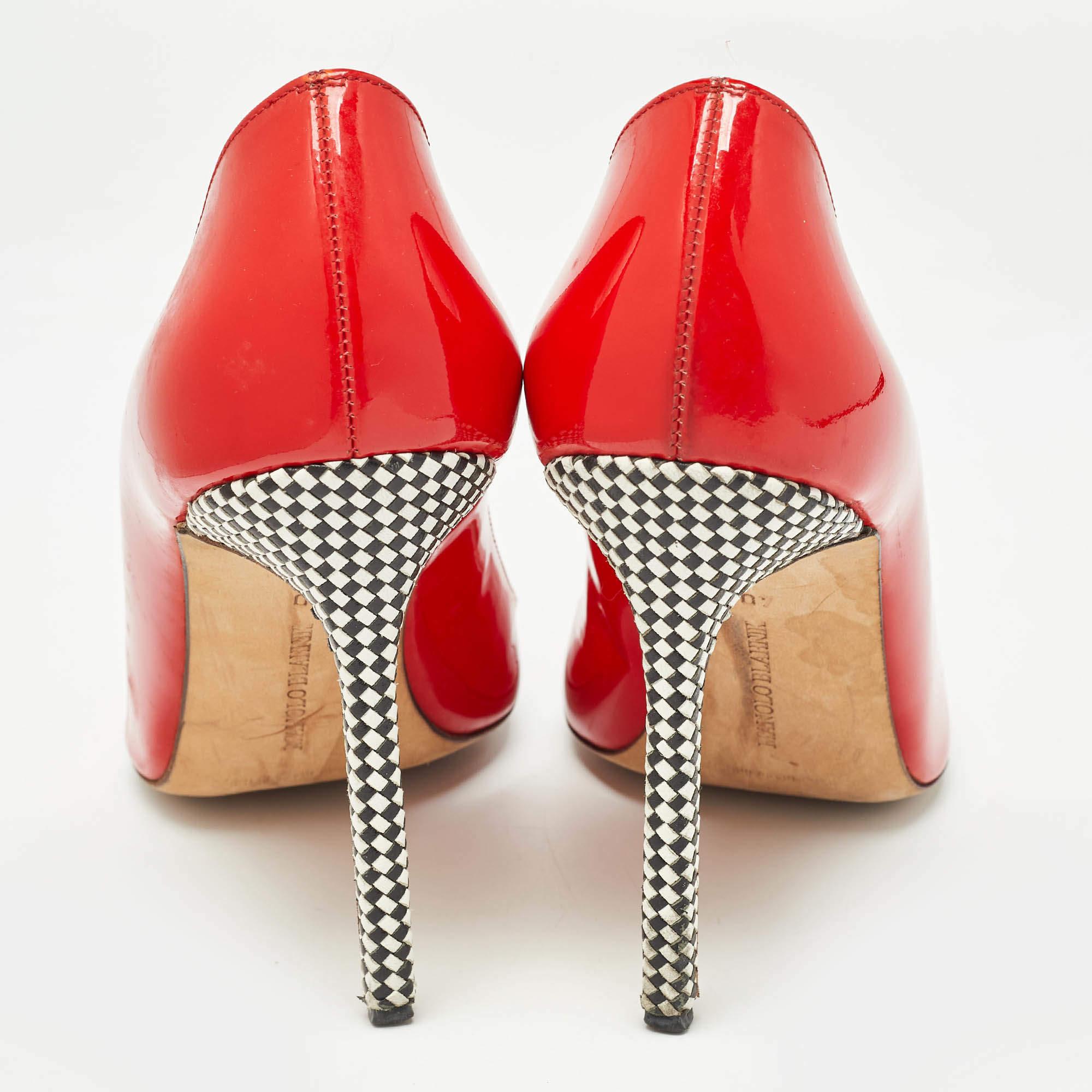 Escarpins à bout pointu en cuir verni rouge Manolo Blahnik, taille 40 Pour femmes en vente