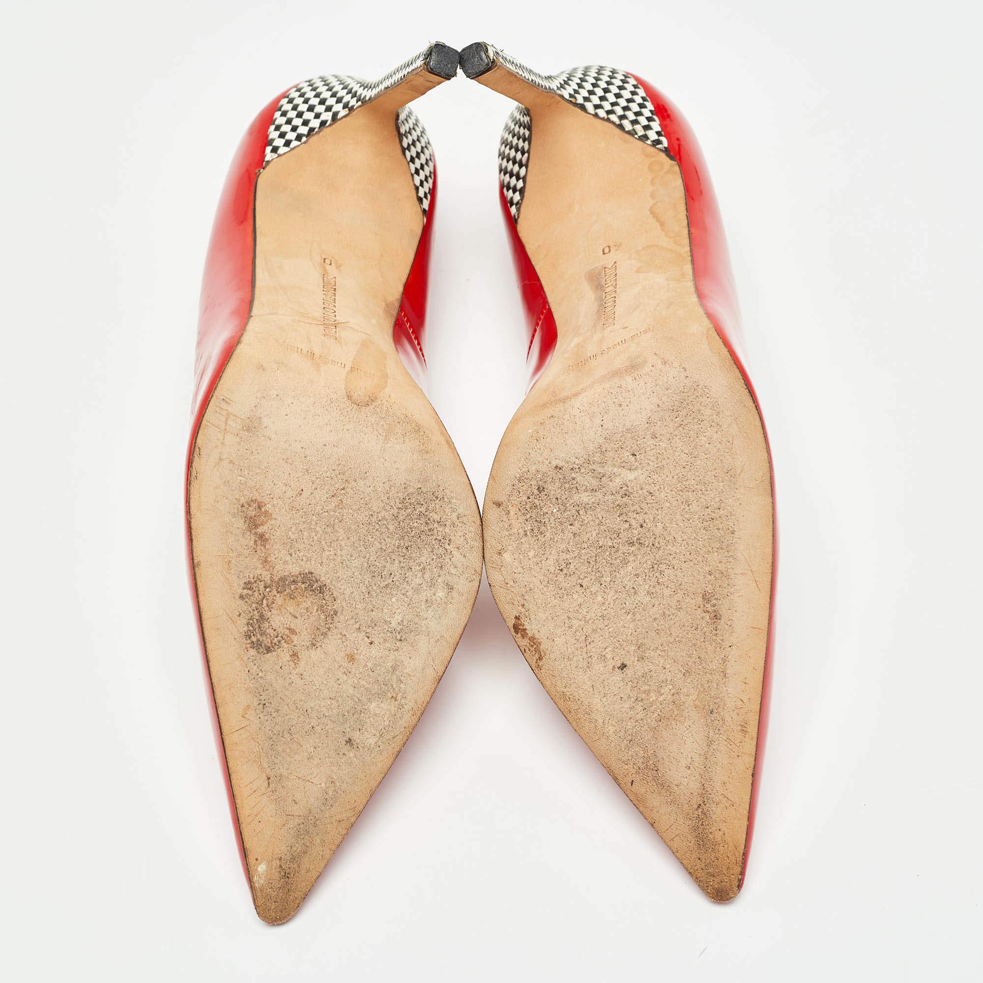 Escarpins à bout pointu en cuir verni rouge Manolo Blahnik, taille 40 en vente 1
