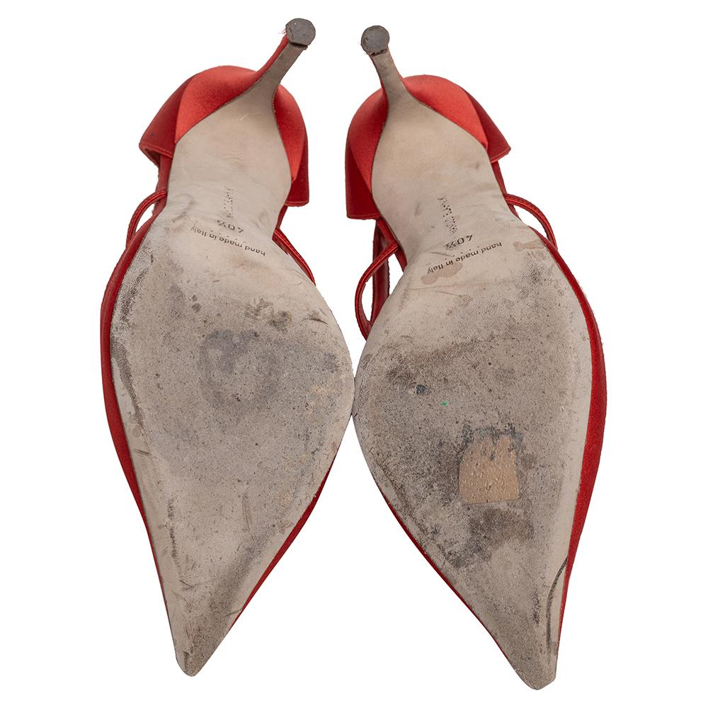 Manolo Blahnik Red Satin Lala Pointed Toe Pumps Size 40.5 In Good Condition In Dubai, Al Qouz 2