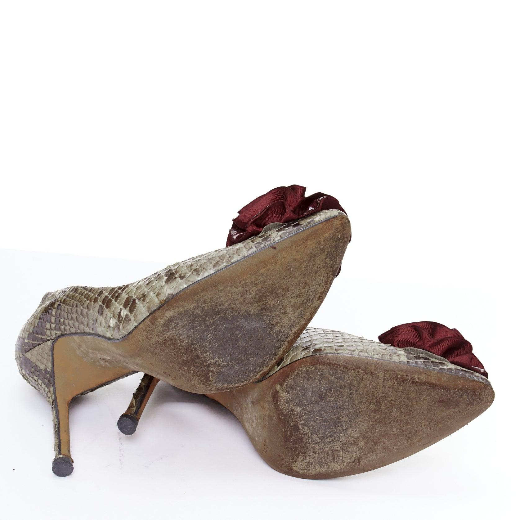 MANOLO BLAHNIK red scaled leather rose applique pumps EU37 For Sale 6