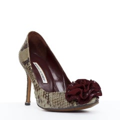 MANOLO BLAHNIK red scaled leather rose applique pumps EU37
