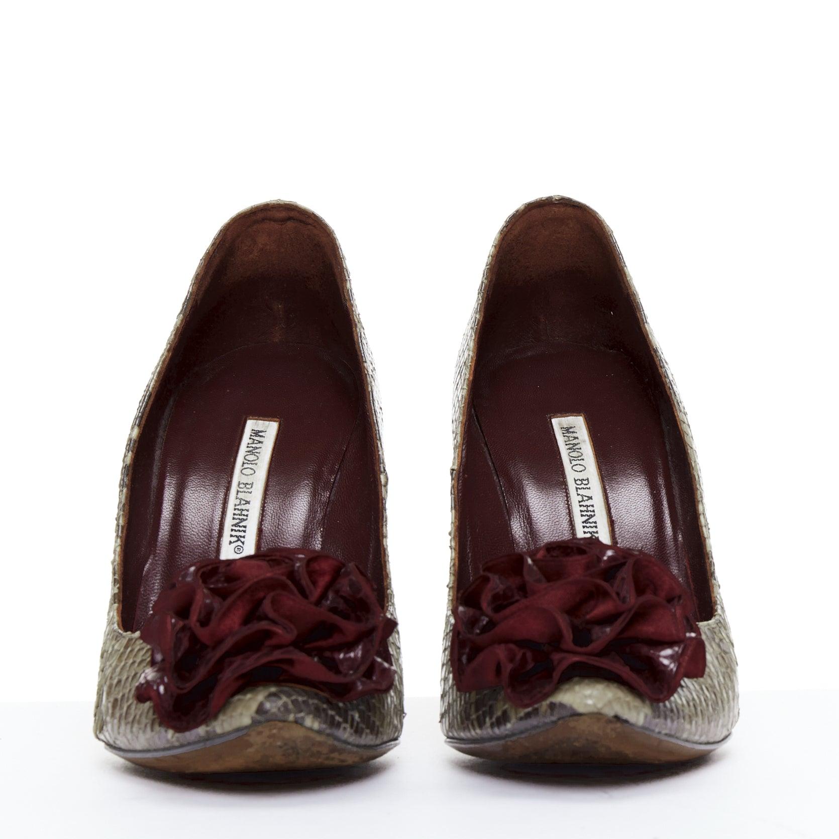 Gray MANOLO BLAHNIK red scaled leather rose applique pumps EU37 For Sale