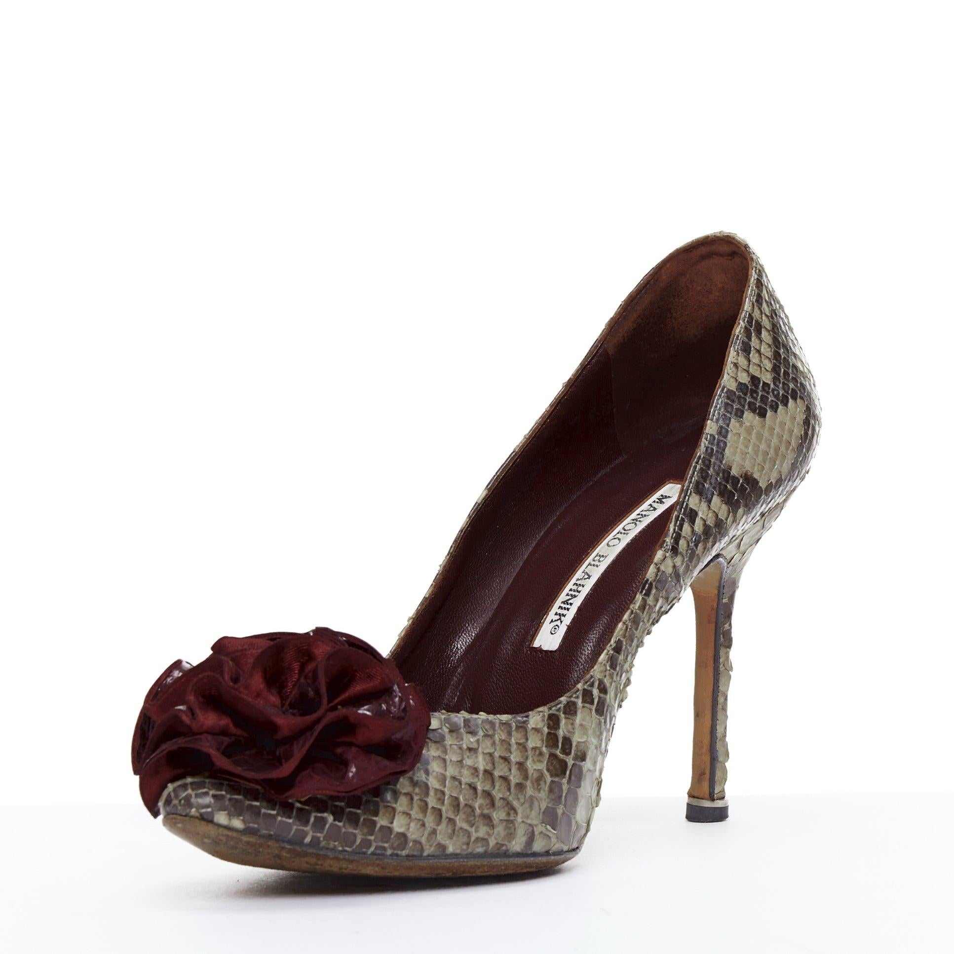 MANOLO BLAHNIK red scaled leather rose applique pumps EU37 In Good Condition For Sale In Hong Kong, NT