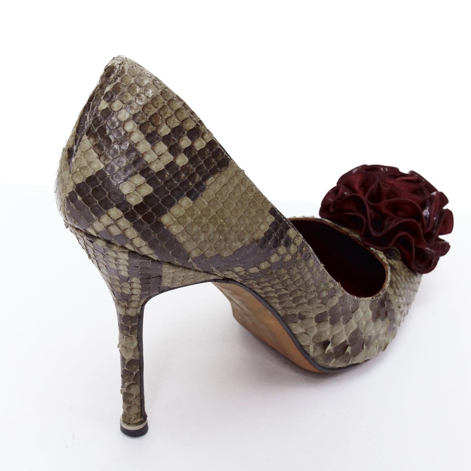 MANOLO BLAHNIK red scaled leather rose applique pumps EU37 For Sale 3