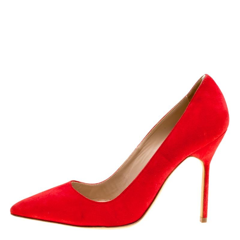 Manolo Blahnik has come out with yet another pair of comfortable yet fashionable pumps. Enliven up the day with this pair of red pointed BB pumps. Fashioned out of suede, this pair of pumps is a charming add-on accessory you have been waiting for.