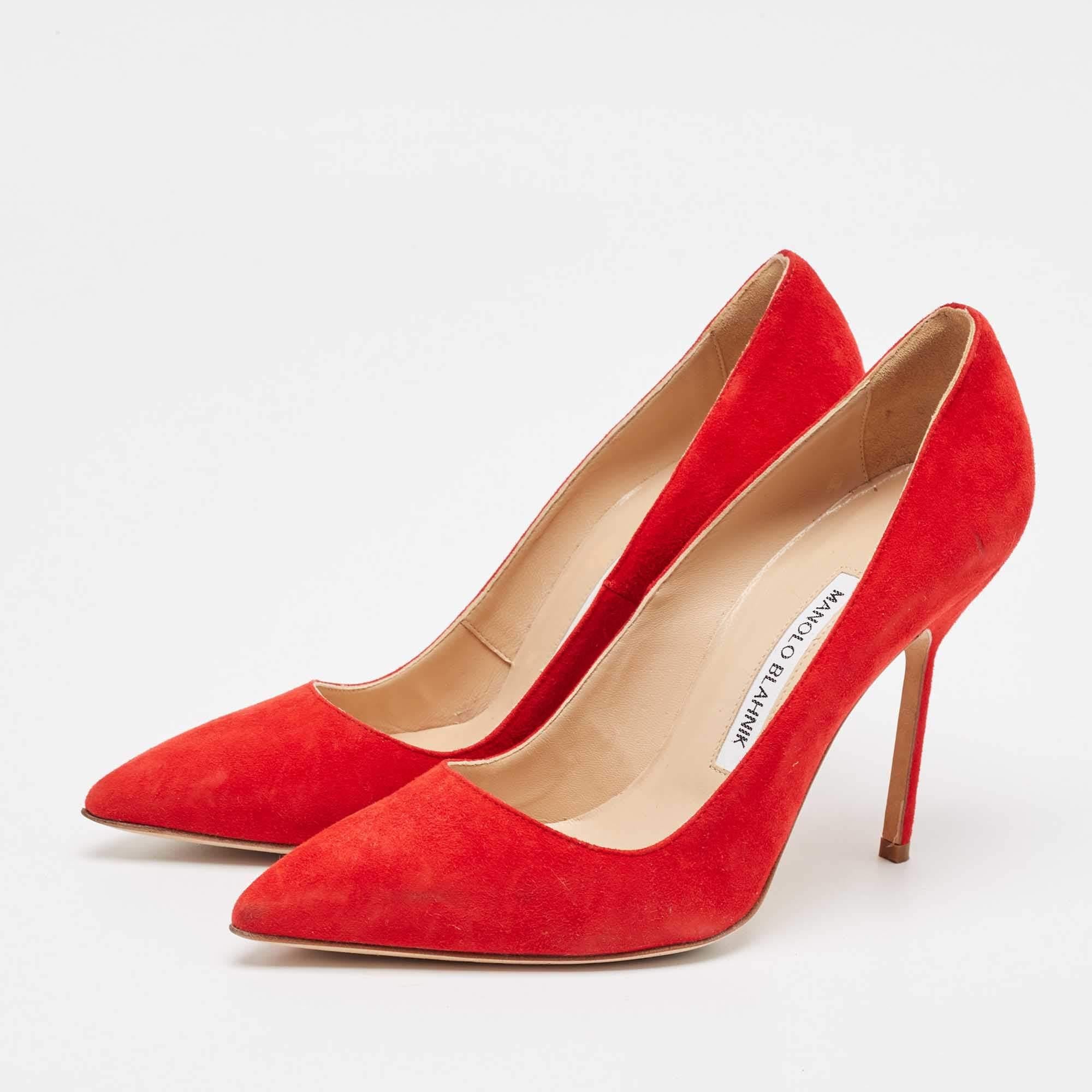 Faites preuve de chic avec ces escarpins de créateur. Ils présentent des talons robustes et des semelles durables  parfait pour vos sorties à la mode