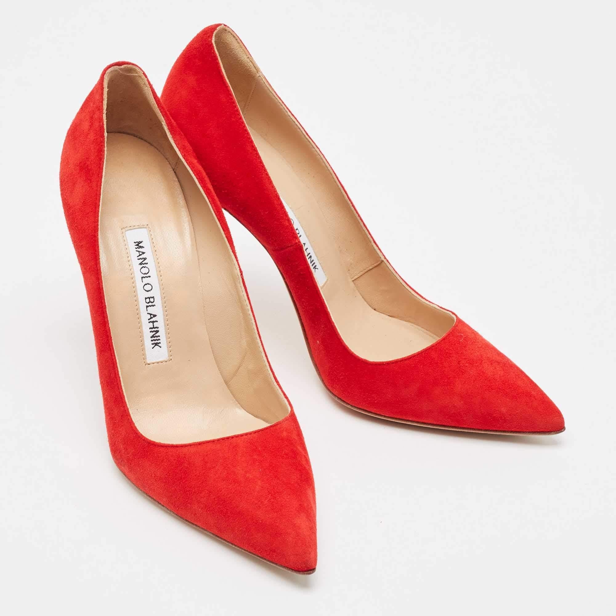 Manolo Blahnik Escarpins BB en daim rouge Taille 36.5 Bon état - En vente à Dubai, Al Qouz 2