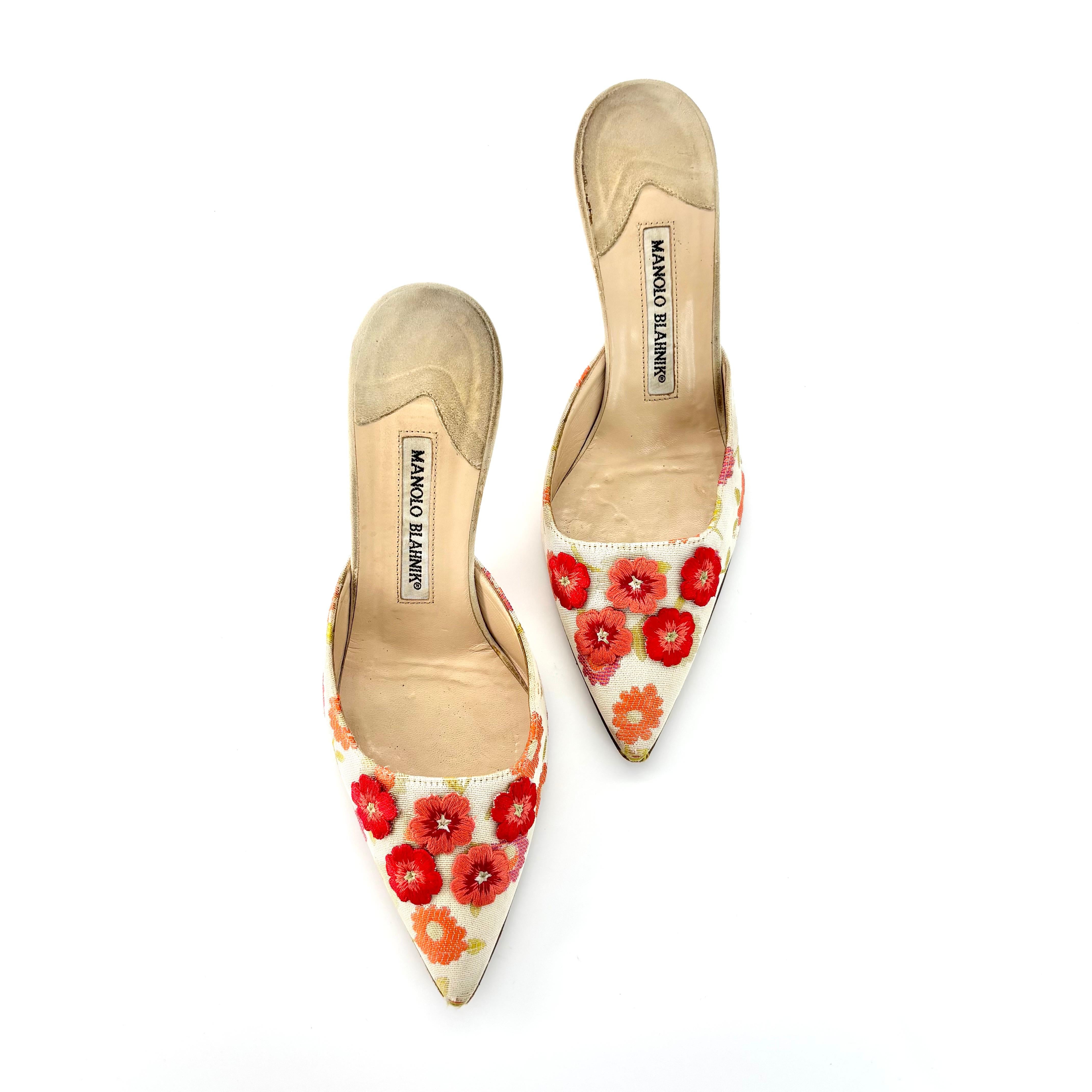 Vintage Manolo Blahnik Broderie de fleurs Mules à petits talons

Couleur Multi
Taille 36.5IT
Hauteur du talon 2.75in

Dessus en tissu
Semelle en cuir
Empeigne à imprimé floral avec empiècements de fleurs
Talon botté
Bout pointu 

Signes