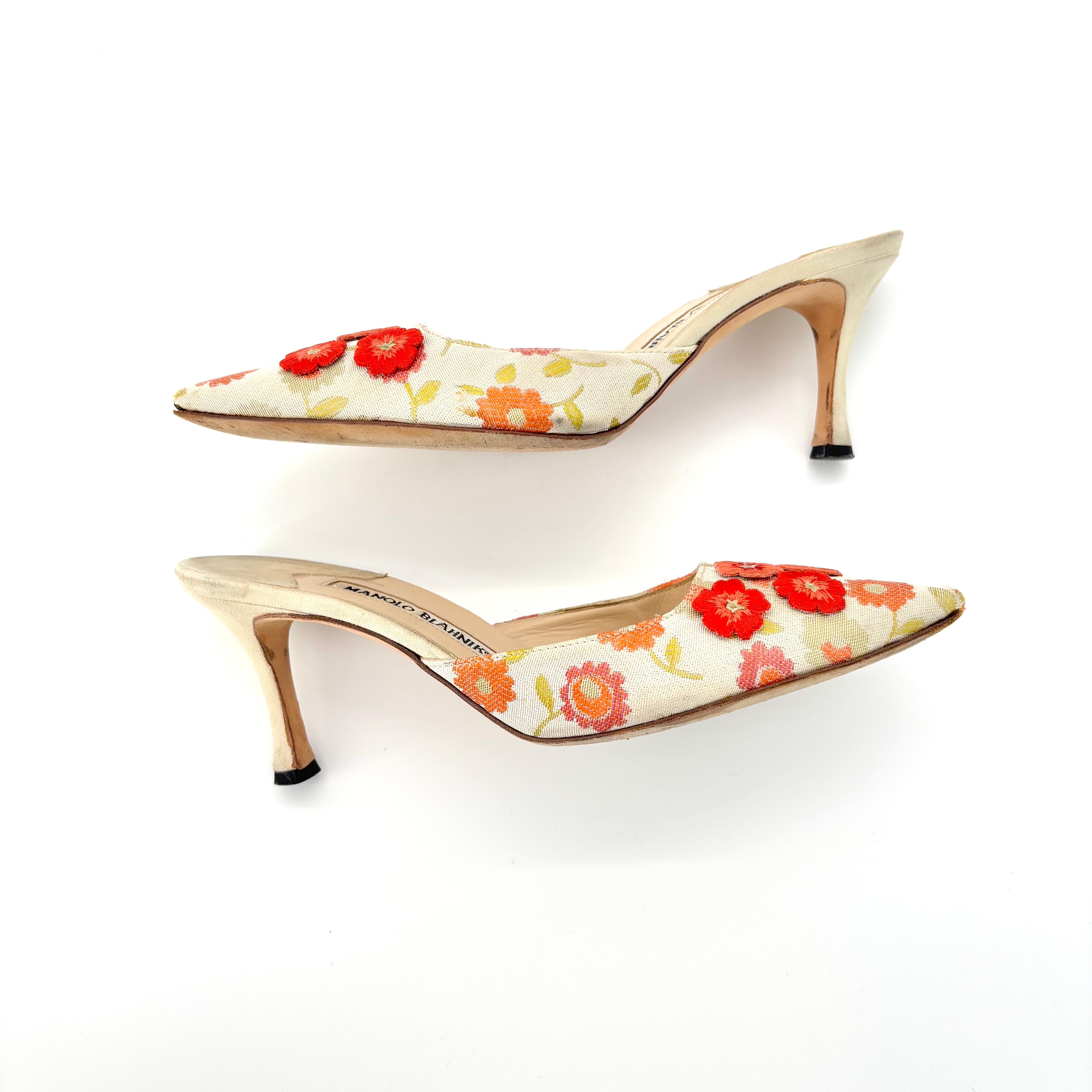 Manolo Blahnik Retro Vintage Floral Applique Pointed Toe Kitten Heel Mules 36.5 Bon état - En vente à Mechanicsville, VA