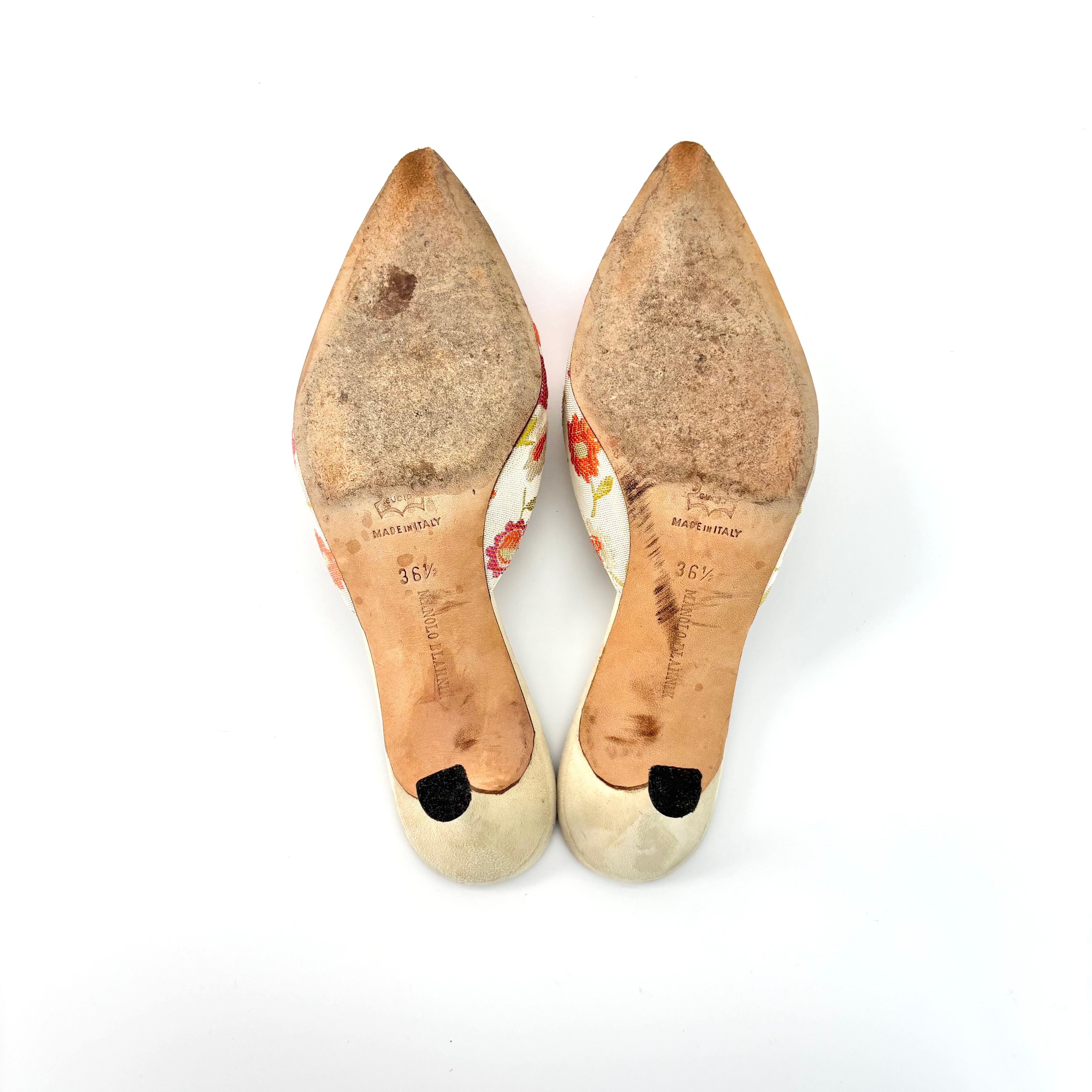 Manolo Blahnik Retro Vintage Floral Applique Pointed Toe Kitten Heel Mules 36.5 en vente 1