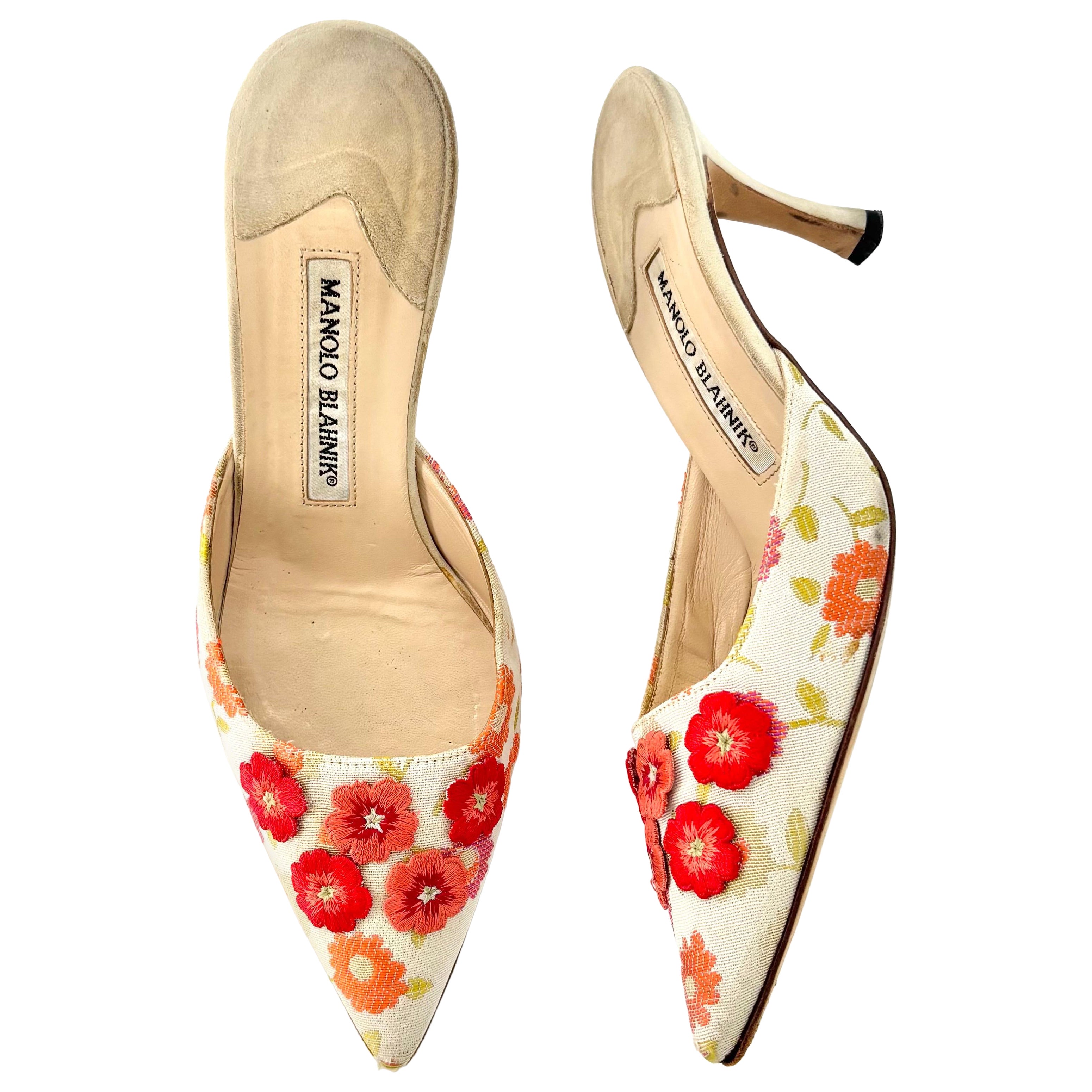 Manolo Blahnik Retro Vintage Floral Applique Pointed Toe Kitten Heel Mules 36.5 en vente