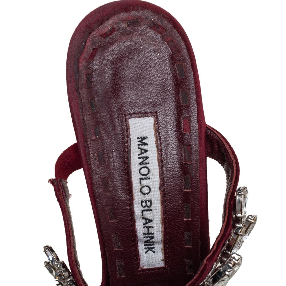 Manolo Blahnik Satin Lurum Crystal Embellished Pointed Toe Sandals Size 40 In Good Condition In Dubai, Al Qouz 2
