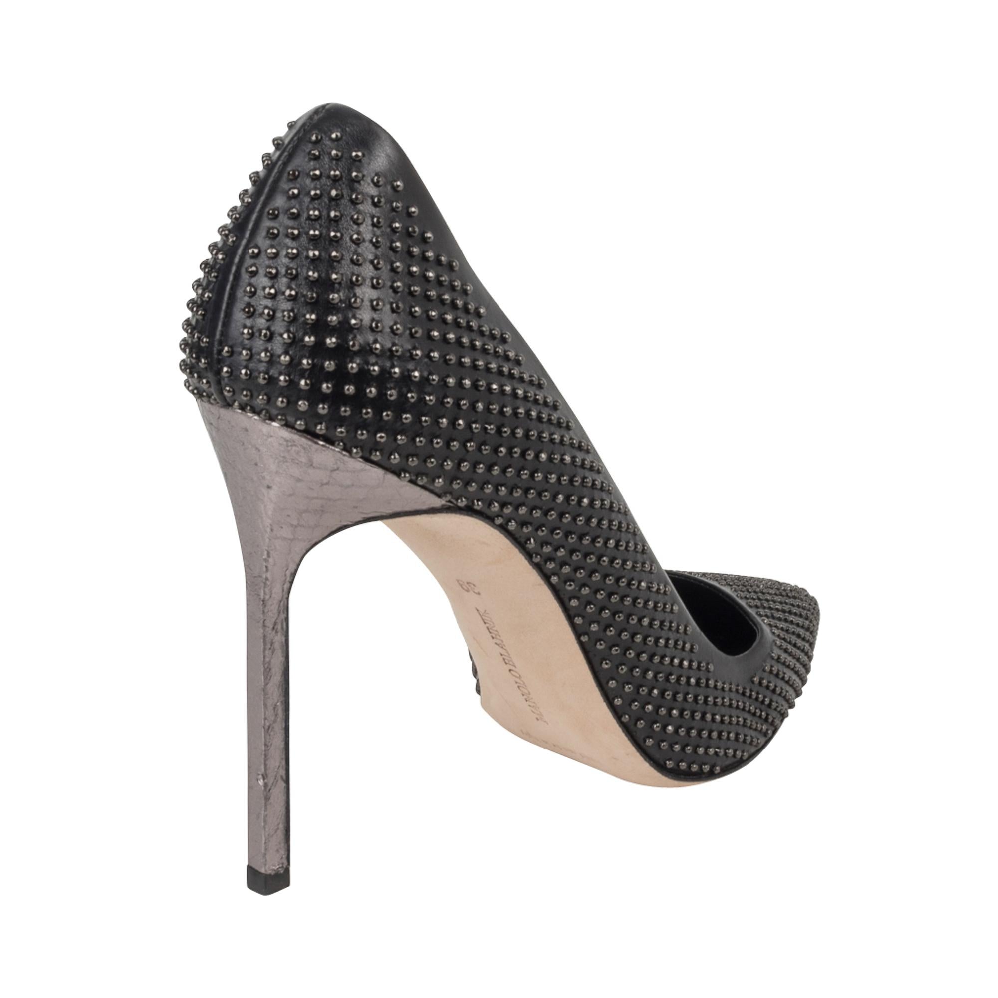 Manolo Blahnik Zapato Negro Pequeñas Tachuelas Tacón Plateado 39 / 9 Nuevo en Nuevo estado para la venta en Miami, FL