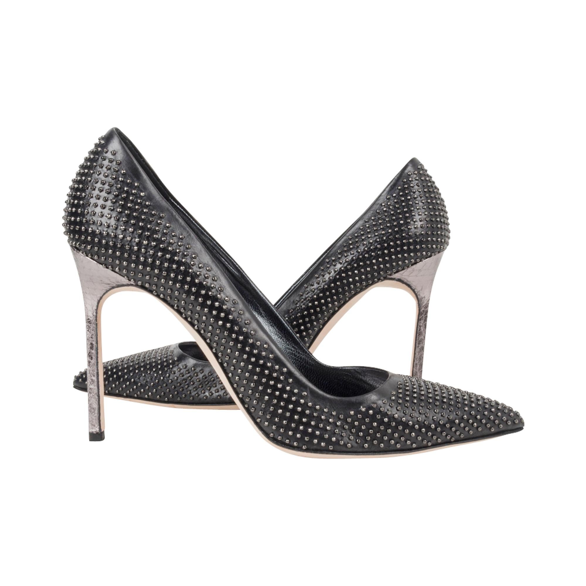De las mujeres Manolo Blahnik Zapato Negro Pequeñas Tachuelas Tacón Plateado 39 / 9 Nuevo en venta