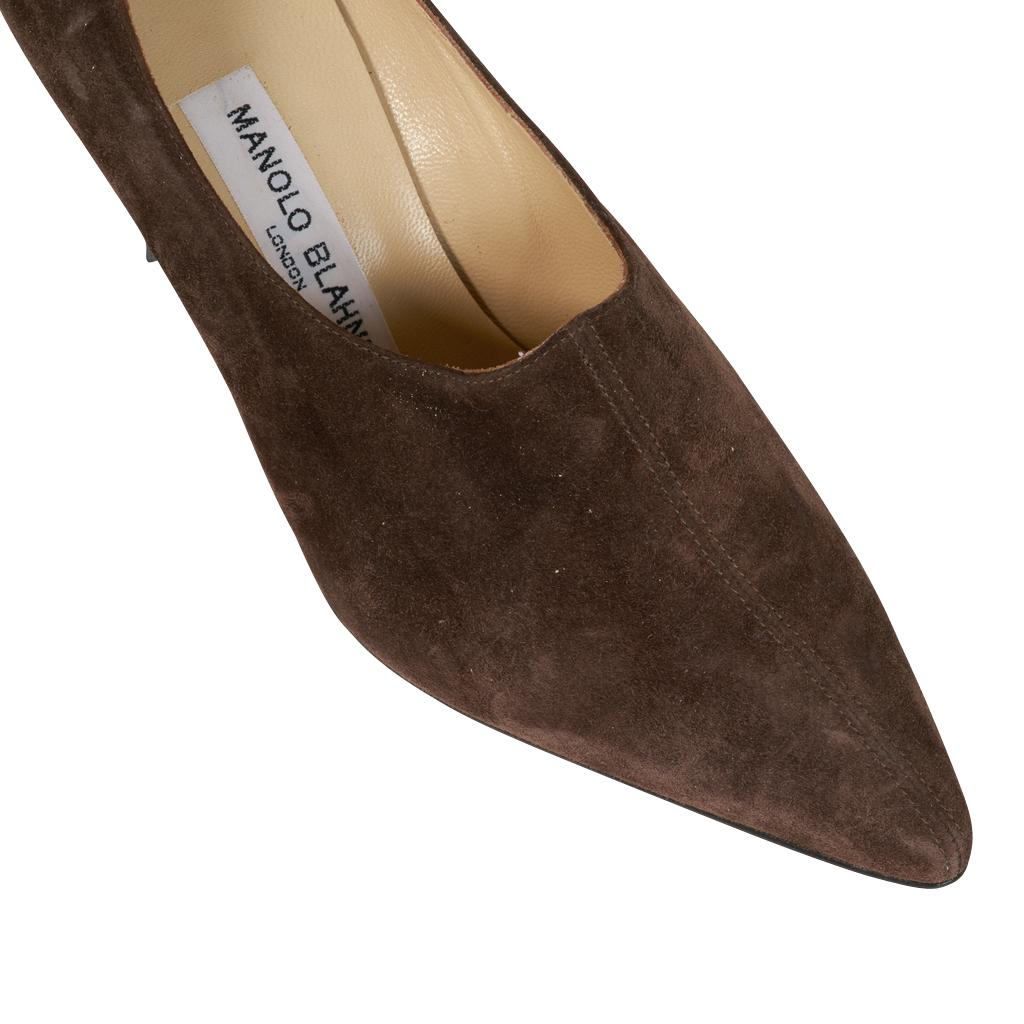 Guaranteed authentic Manolo Blahnik vintage Brown suede pumps. 
Shoes are high cut with beautiful lines.
Shaped heel. 
final sale

SIZE 36.5
USA SIZE 6.5 

SHOE MEASURES:
HEEL 3