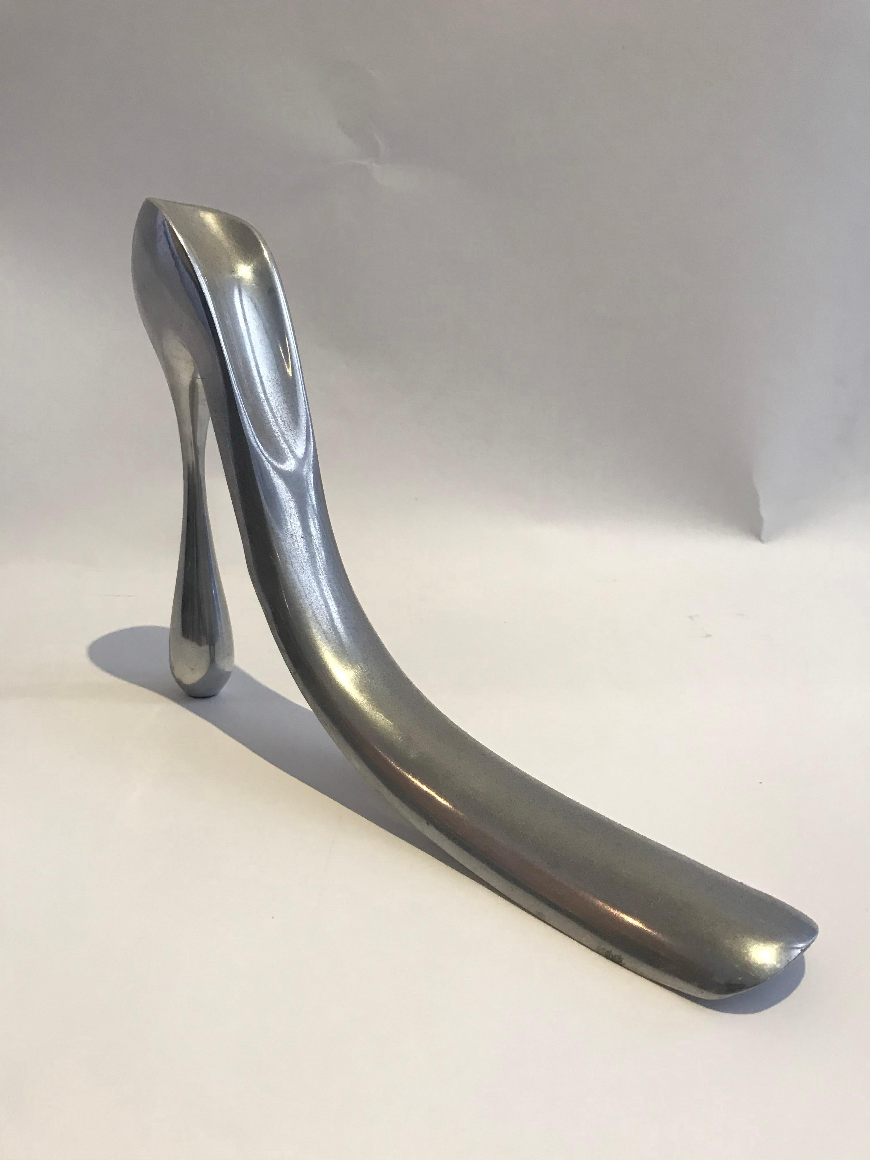 The Manolo shoehorn is a re-creation of Manolo Blahnik for Habitat. Created in 2004, it returns today as a collector's item at Habitat. He likes to recall the pumps of famous shoe designer which responded to the question of their designer: why