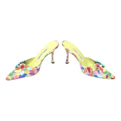 Manolo Blahnik Mules imprimées en soie avec strass turquoise