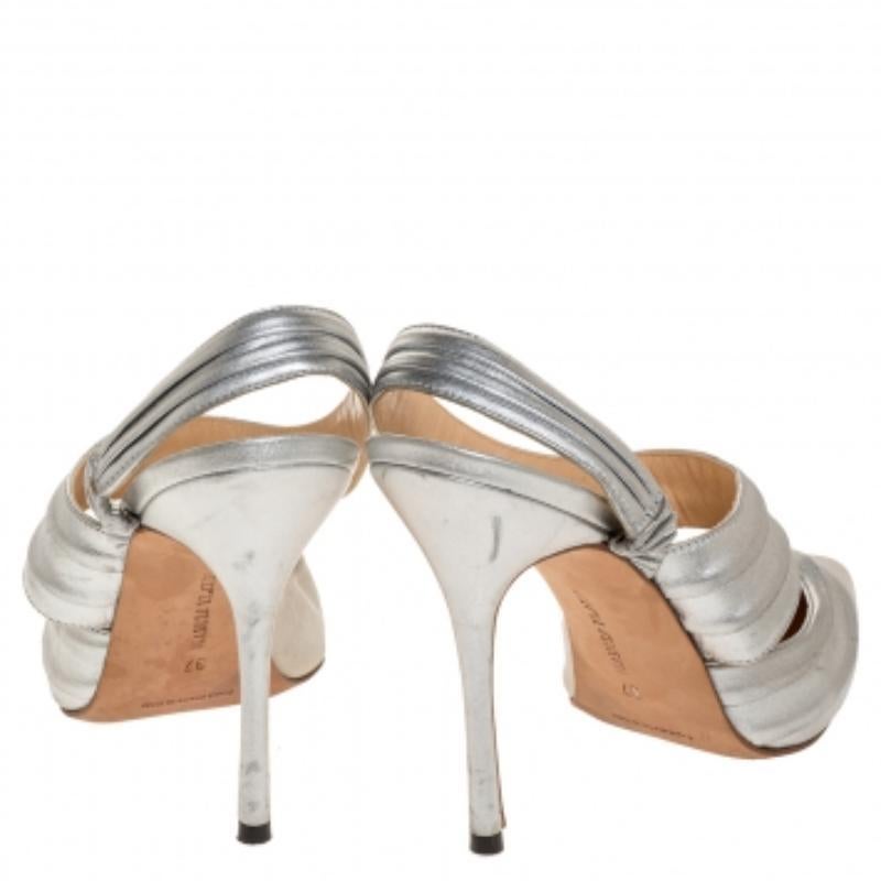 Marrone Manolo Blahnik Pumps in pelle argentata e grosgrain grigio Alla Taglia 37