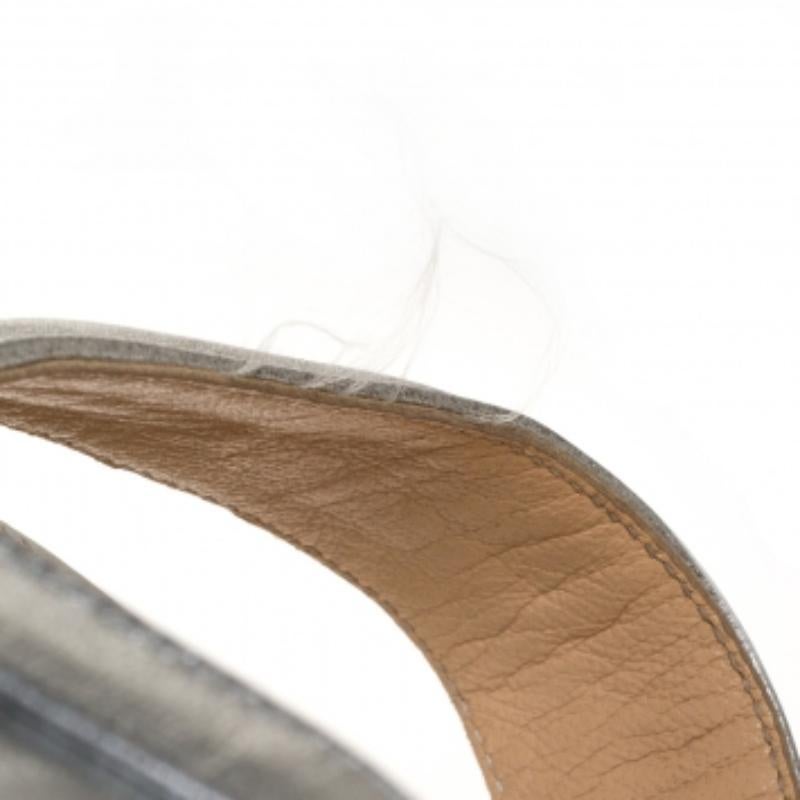 Manolo Blahnik Pumps in pelle argentata e grosgrain grigio Alla Taglia 37 In condizioni discrete a Dubai, Al Qouz 2